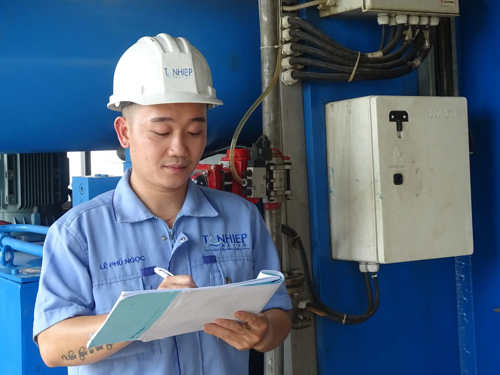 东莞手套织造厂解析劳保手套耐磨性与防滑工艺的技术要点